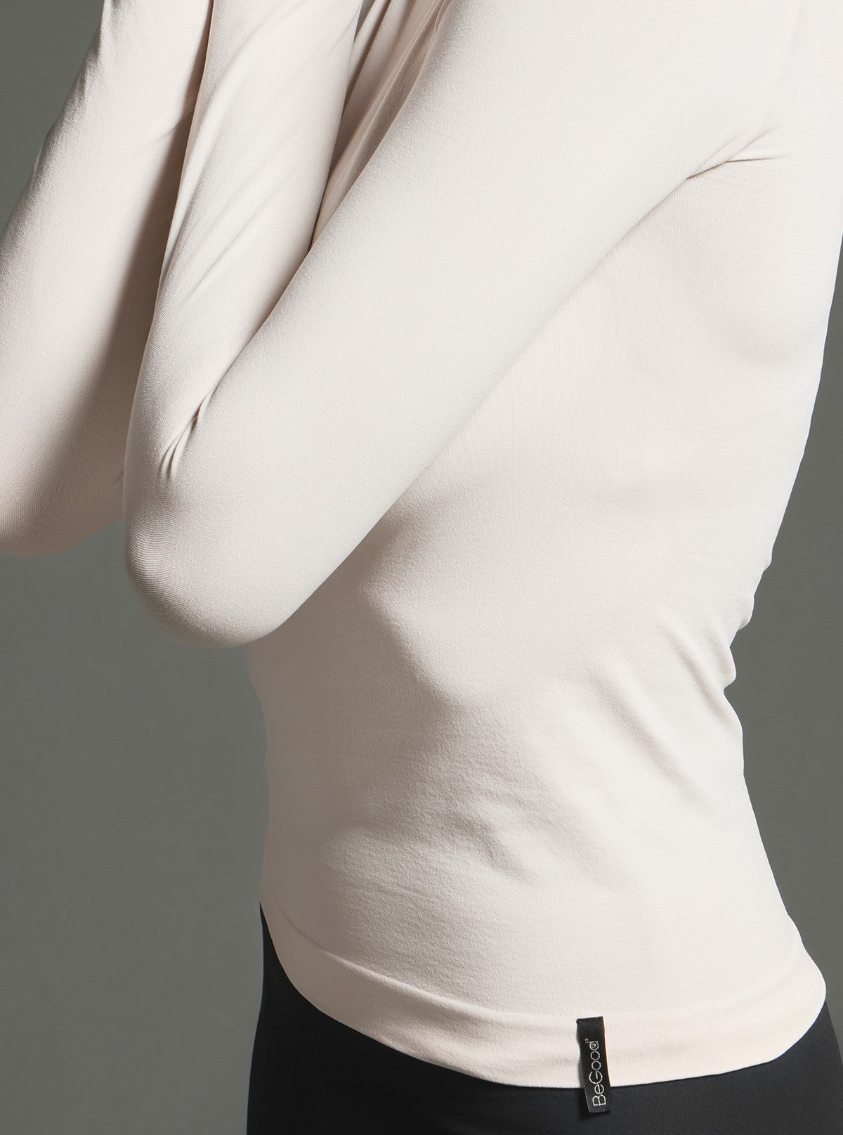 Modellierendes Langarmshirt mit Rundhalsausschnitt - Glam Active Perlweiß