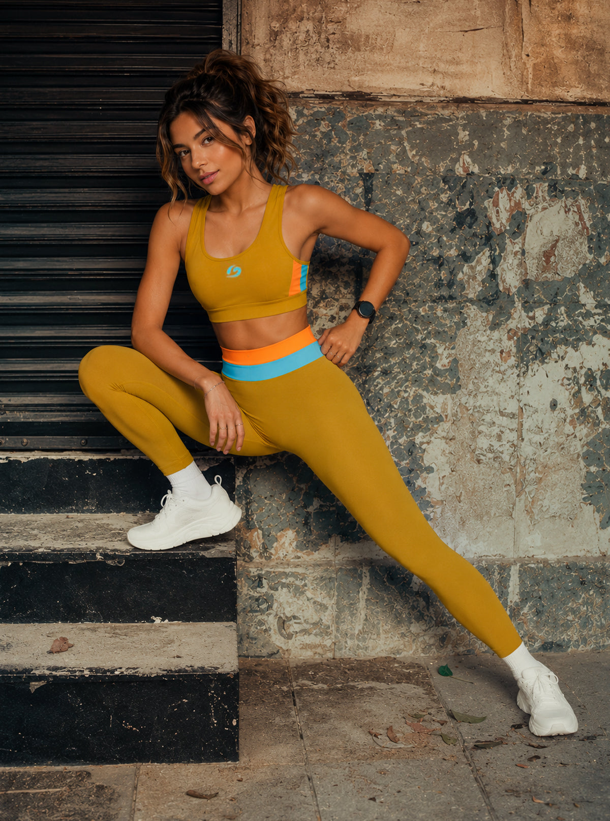Double-Face Top mit senf-orange-blauen Bändern