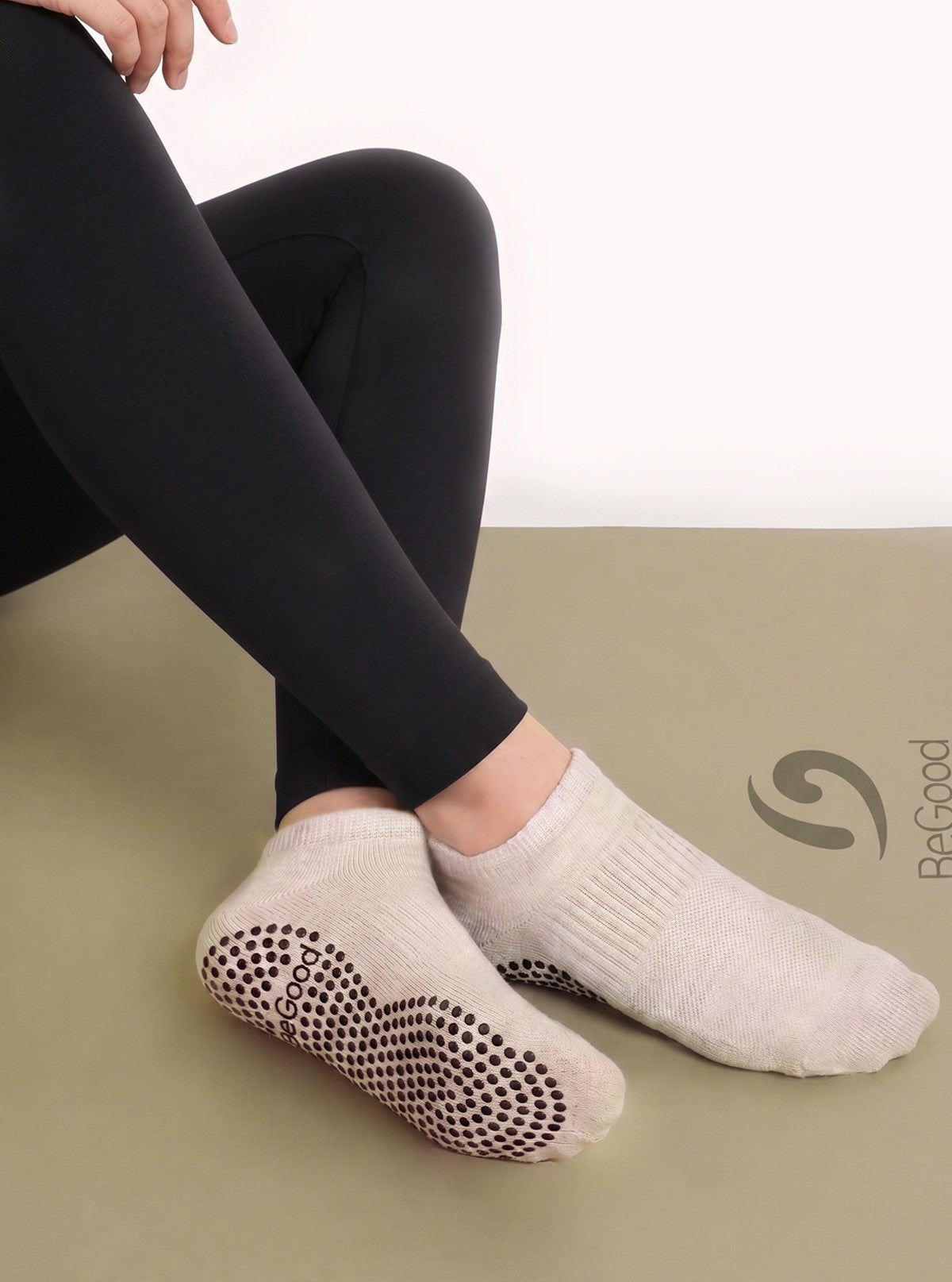 Non-slip socks for yoga and pilates with silver fiber Pearl Grey