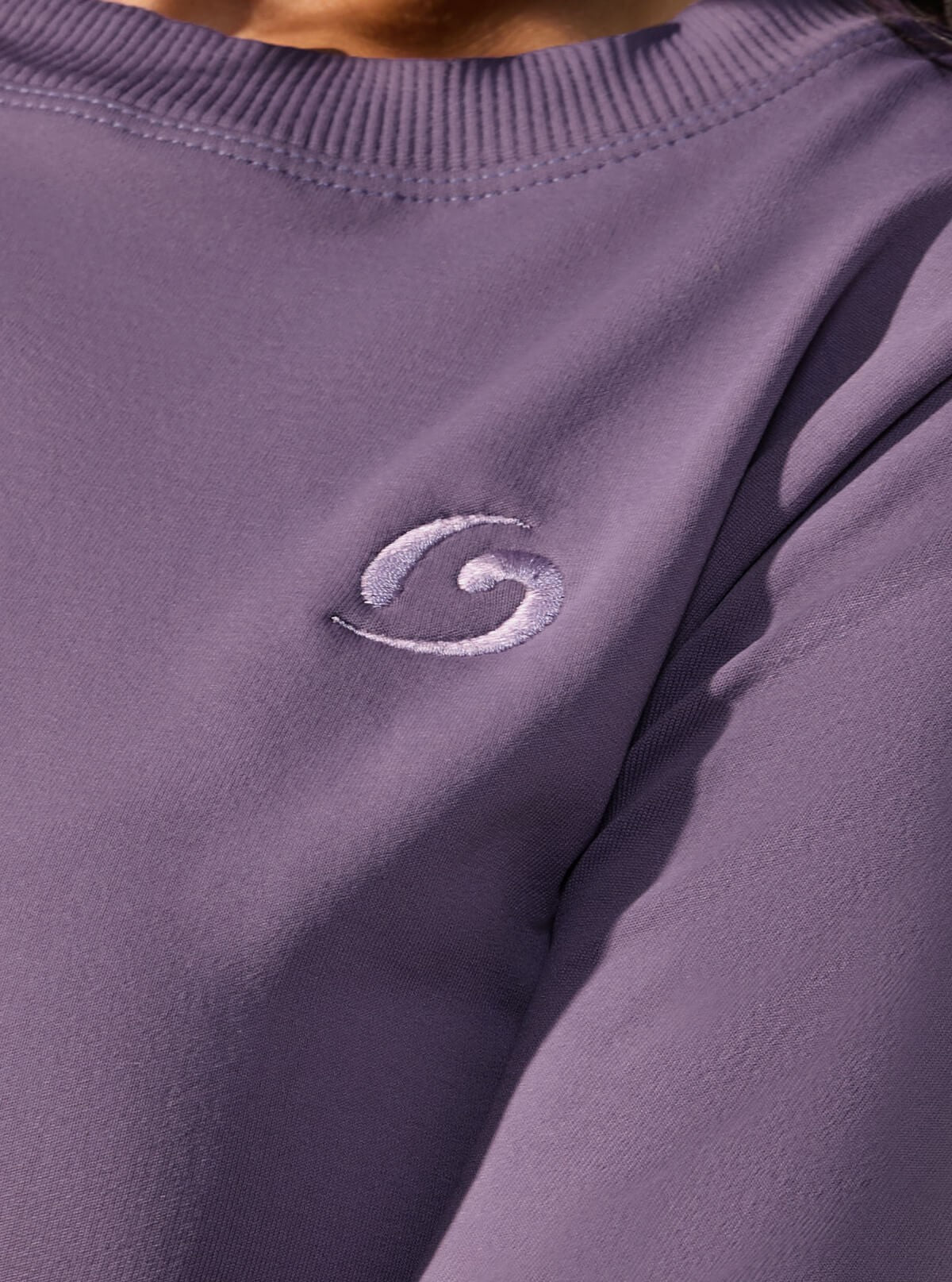 Rundhals-Pullover mit gesticktem Logo in Dunkellila
