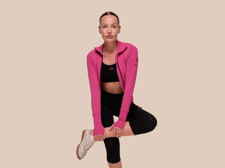 Ragazza in completo sportivo BeGood