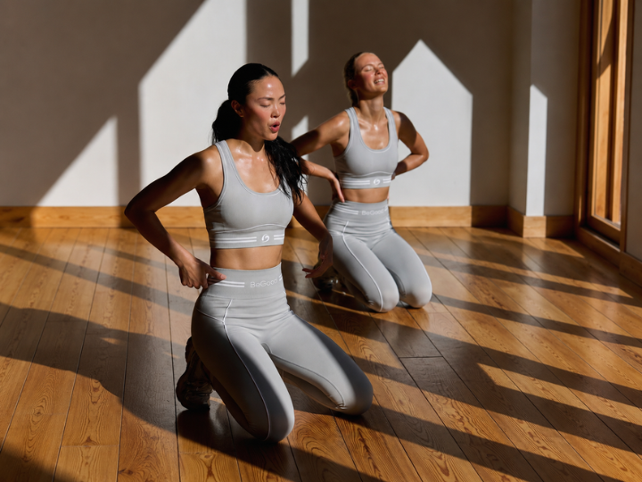 Due ragazze dopo l’allenamento indossano leggings snellenti BeGood in un ambiente fitness.