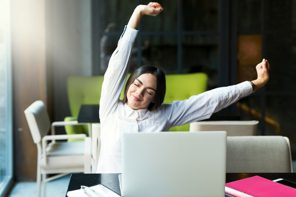 fare stretchint durante il lavoro a casa