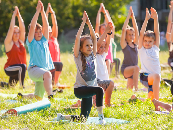 yoga per bambini all'aperto